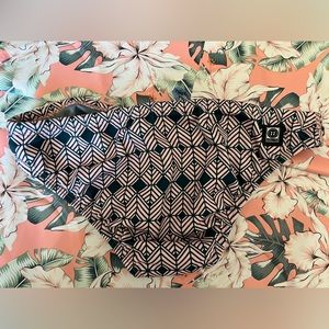 NW/OT- jolyn bikini bottom size xl